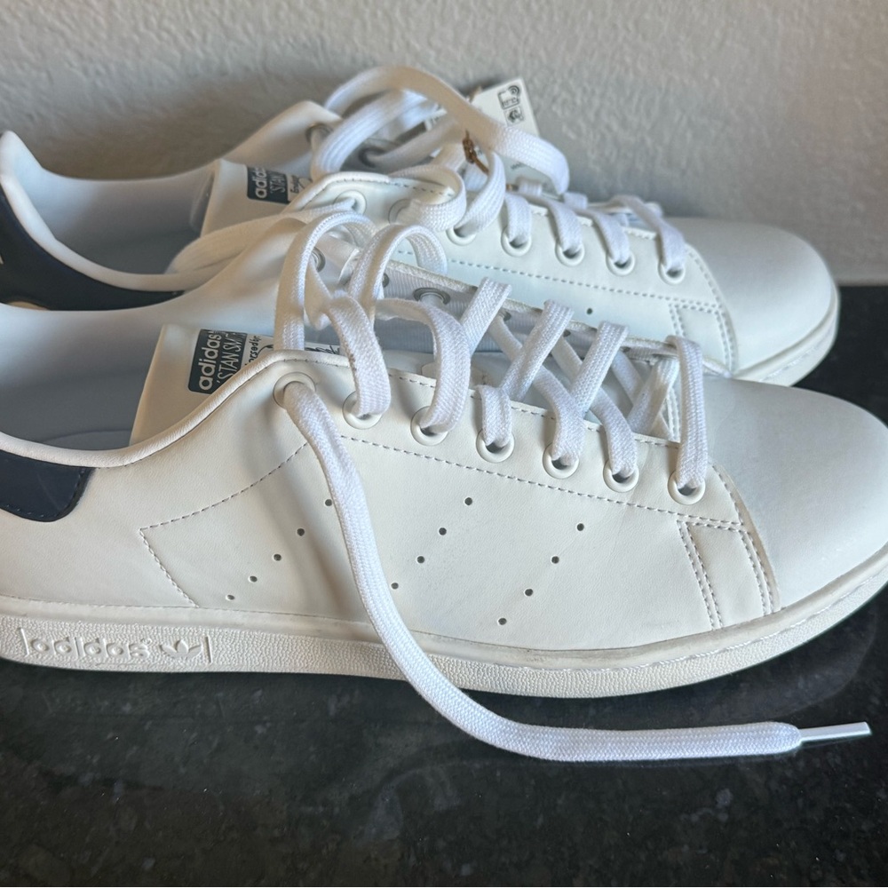 Stan Smith Adidas White Sneakers with dark navy